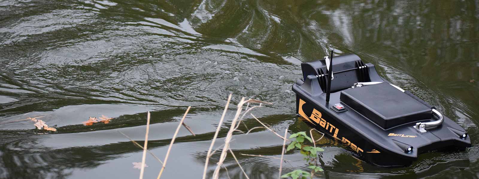 Statisch doodaasvissen met voerboot