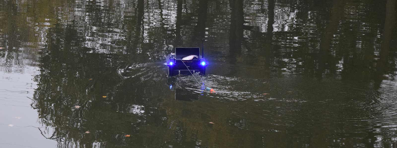 Doodaasvissen met een voerboot