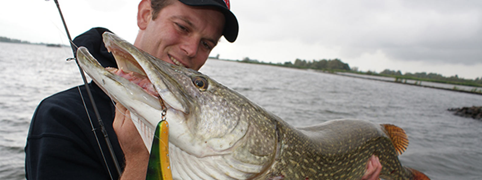 Snoekvissen vanaf de kant