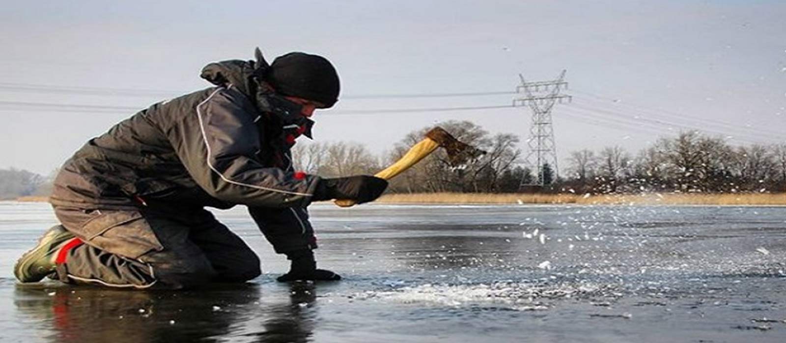 Wak slaan bij het ijsvissen