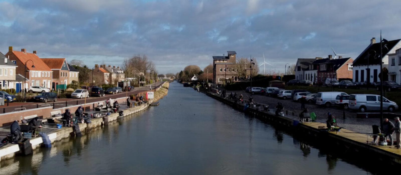 Wintervissen in de haven van Dinteloord